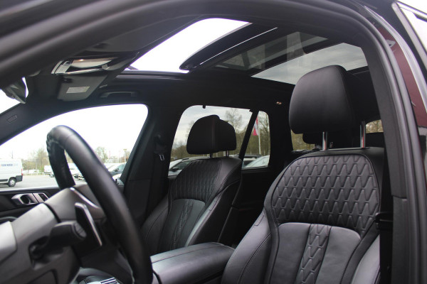 BMW X5 xDrive50e 490PK M-SPORT LAUNCH EDITION | PANORAMA SCHUIF/KANTEL DAK "SKY LOUNGE" | COMFORT STOELEN ELEKTRISCH VERSTELBAAR MET GEHEUGENFUNCTIE EN VERWARMBAAR VOOR EN ACHTER | LEDEREN BEKLEDING BMW INDIVIDUAL ZWART | EDELHOUT INTERIEURLIJSTEN | RIJASSISTENT-SYSTEEM DRIVING ASSISTANT PROFFESIONAL MET O.A. DODEHOEK DETECTIE EN ADAPTIVE CRUISE CONTROL | TRAVEL PAKKET | INNOVATIE-PAKKET: PARKEERASSISTENT-PAKKET PROFESSIONAL/ADAPTIEVE LED KOPLAMPEN/HARMAN/KARDON AUDIO SYSTEM/BMW LIVE PROFESSIONAL/RIJASSISTEN-SYSTEEM BMW GESTURE CONTROL/RIJSTROOK ASSISTENT/RIJSTROOKWISSEL ASSI