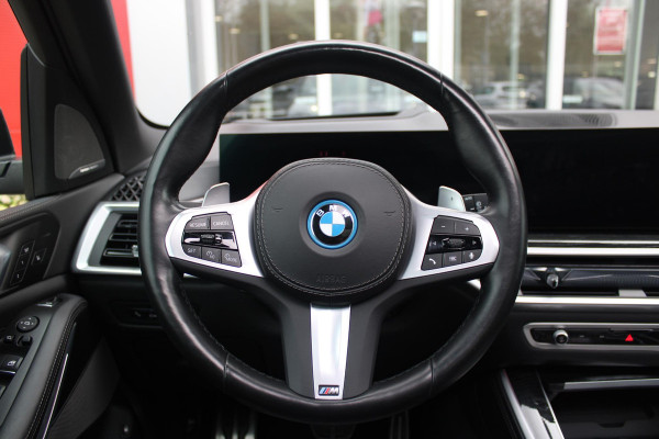 BMW X5 xDrive50e 490PK M-SPORT LAUNCH EDITION | PANORAMA SCHUIF/KANTEL DAK "SKY LOUNGE" | COMFORT STOELEN ELEKTRISCH VERSTELBAAR MET GEHEUGENFUNCTIE EN VERWARMBAAR VOOR EN ACHTER | LEDEREN BEKLEDING BMW INDIVIDUAL ZWART | EDELHOUT INTERIEURLIJSTEN | RIJASSISTENT-SYSTEEM DRIVING ASSISTANT PROFFESIONAL MET O.A. DODEHOEK DETECTIE EN ADAPTIVE CRUISE CONTROL | TRAVEL PAKKET | INNOVATIE-PAKKET: PARKEERASSISTENT-PAKKET PROFESSIONAL/ADAPTIEVE LED KOPLAMPEN/HARMAN/KARDON AUDIO SYSTEM/BMW LIVE PROFESSIONAL/RIJASSISTEN-SYSTEEM BMW GESTURE CONTROL/RIJSTROOK ASSISTENT/RIJSTROOKWISSEL ASSI