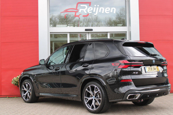 BMW X5 xDrive50e 490PK M-SPORT LAUNCH EDITION | PANORAMA SCHUIF/KANTEL DAK "SKY LOUNGE" | COMFORT STOELEN ELEKTRISCH VERSTELBAAR MET GEHEUGENFUNCTIE EN VERWARMBAAR VOOR EN ACHTER | LEDEREN BEKLEDING BMW INDIVIDUAL ZWART | EDELHOUT INTERIEURLIJSTEN | RIJASSISTENT-SYSTEEM DRIVING ASSISTANT PROFFESIONAL MET O.A. DODEHOEK DETECTIE EN ADAPTIVE CRUISE CONTROL | TRAVEL PAKKET | INNOVATIE-PAKKET: PARKEERASSISTENT-PAKKET PROFESSIONAL/ADAPTIEVE LED KOPLAMPEN/HARMAN/KARDON AUDIO SYSTEM/BMW LIVE PROFESSIONAL/RIJASSISTEN-SYSTEEM BMW GESTURE CONTROL/RIJSTROOK ASSISTENT/RIJSTROOKWISSEL ASSI