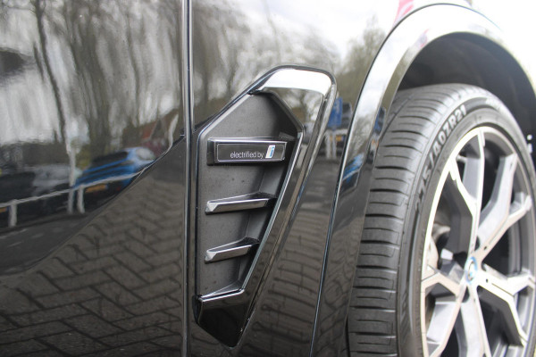 BMW X5 xDrive50e 490PK M-SPORT LAUNCH EDITION | PANORAMA SCHUIF/KANTEL DAK "SKY LOUNGE" | COMFORT STOELEN ELEKTRISCH VERSTELBAAR MET GEHEUGENFUNCTIE EN VERWARMBAAR VOOR EN ACHTER | LEDEREN BEKLEDING BMW INDIVIDUAL ZWART | EDELHOUT INTERIEURLIJSTEN | RIJASSISTENT-SYSTEEM DRIVING ASSISTANT PROFFESIONAL MET O.A. DODEHOEK DETECTIE EN ADAPTIVE CRUISE CONTROL | TRAVEL PAKKET | INNOVATIE-PAKKET: PARKEERASSISTENT-PAKKET PROFESSIONAL/ADAPTIEVE LED KOPLAMPEN/HARMAN/KARDON AUDIO SYSTEM/BMW LIVE PROFESSIONAL/RIJASSISTEN-SYSTEEM BMW GESTURE CONTROL/RIJSTROOK ASSISTENT/RIJSTROOKWISSEL ASSI