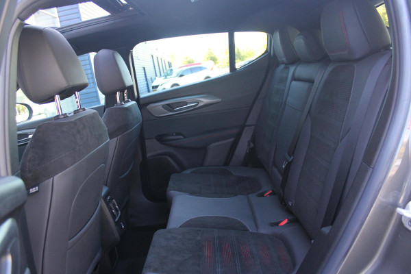 Alfa Romeo Tonale PHEV 280PK VELOCE | NIEUWE AUTO! | PANORAMISCH SCHUIF/KANTEL DAK | WINTERPACK: STOEL/STUUR VERWARMING | TECHNOLOGY PACK: PARKEERWAARSCHUWING VOOR EN ACHTER/360° CAMERA/AUTOMATISCH INPARKEREN/ AUTONOMOUS DRIVING LEVEL 2: ADAPTIVE CRUISE CONTROL/LANE CENTERING ASSIST/TRAFFIC JAM ASSIST DODEHOEK DETECTIE AUTOMATISCH DIMMENDE BUITENSPIEGELS | DRAADLOZE TELEFOONLADER | FULL LED MATRIX KOPLAMPEN | DUAL STAGE VALVE: ACTIEVE DEMPING | KEYLESS ENTRY/START | 19" LICHTMETALEN VELGEN | ROODGESPOTEN BREMBO REMKLAUWEN | NAVIGATIE | DRAADLOZE APPLE CARPLAY/ANDROID AUTO | ELEKTRISCH B