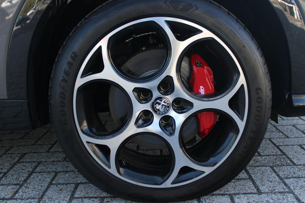 Alfa Romeo Tonale PHEV 280PK VELOCE | NIEUWE AUTO! | PANORAMISCH SCHUIF/KANTEL DAK | WINTERPACK: STOEL/STUUR VERWARMING | TECHNOLOGY PACK: PARKEERWAARSCHUWING VOOR EN ACHTER/360° CAMERA/AUTOMATISCH INPARKEREN/ AUTONOMOUS DRIVING LEVEL 2: ADAPTIVE CRUISE CONTROL/LANE CENTERING ASSIST/TRAFFIC JAM ASSIST DODEHOEK DETECTIE AUTOMATISCH DIMMENDE BUITENSPIEGELS | DRAADLOZE TELEFOONLADER | FULL LED MATRIX KOPLAMPEN | DUAL STAGE VALVE: ACTIEVE DEMPING | KEYLESS ENTRY/START | 19" LICHTMETALEN VELGEN | ROODGESPOTEN BREMBO REMKLAUWEN | NAVIGATIE | DRAADLOZE APPLE CARPLAY/ANDROID AUTO | ELEKTRISCH B
