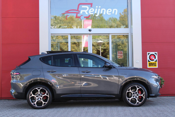 Alfa Romeo Tonale PHEV 280PK VELOCE | NIEUWE AUTO! | PANORAMISCH SCHUIF/KANTEL DAK | WINTERPACK: STOEL/STUUR VERWARMING | TECHNOLOGY PACK: PARKEERWAARSCHUWING VOOR EN ACHTER/360° CAMERA/AUTOMATISCH INPARKEREN/ AUTONOMOUS DRIVING LEVEL 2: ADAPTIVE CRUISE CONTROL/LANE CENTERING ASSIST/TRAFFIC JAM ASSIST DODEHOEK DETECTIE AUTOMATISCH DIMMENDE BUITENSPIEGELS | DRAADLOZE TELEFOONLADER | FULL LED MATRIX KOPLAMPEN | DUAL STAGE VALVE: ACTIEVE DEMPING | KEYLESS ENTRY/START | 19" LICHTMETALEN VELGEN | ROODGESPOTEN BREMBO REMKLAUWEN | NAVIGATIE | DRAADLOZE APPLE CARPLAY/ANDROID AUTO | ELEKTRISCH B