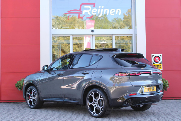 Alfa Romeo Tonale PHEV 280PK VELOCE | NIEUWE AUTO! | PANORAMISCH SCHUIF/KANTEL DAK | WINTERPACK: STOEL/STUUR VERWARMING | TECHNOLOGY PACK: PARKEERWAARSCHUWING VOOR EN ACHTER/360° CAMERA/AUTOMATISCH INPARKEREN/ AUTONOMOUS DRIVING LEVEL 2: ADAPTIVE CRUISE CONTROL/LANE CENTERING ASSIST/TRAFFIC JAM ASSIST DODEHOEK DETECTIE AUTOMATISCH DIMMENDE BUITENSPIEGELS | DRAADLOZE TELEFOONLADER | FULL LED MATRIX KOPLAMPEN | DUAL STAGE VALVE: ACTIEVE DEMPING | KEYLESS ENTRY/START | 19" LICHTMETALEN VELGEN | ROODGESPOTEN BREMBO REMKLAUWEN | NAVIGATIE | DRAADLOZE APPLE CARPLAY/ANDROID AUTO | ELEKTRISCH B