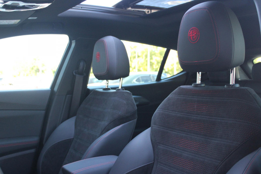 Alfa Romeo Tonale PHEV 280PK VELOCE | NIEUWE AUTO! | PANORAMISCH SCHUIF/KANTEL DAK | WINTERPACK: STOEL/STUUR VERWARMING | TECHNOLOGY PACK: PARKEERWAARSCHUWING VOOR EN ACHTER/360° CAMERA/AUTOMATISCH INPARKEREN/ AUTONOMOUS DRIVING LEVEL 2: ADAPTIVE CRUISE CONTROL/LANE CENTERING ASSIST/TRAFFIC JAM ASSIST DODEHOEK DETECTIE AUTOMATISCH DIMMENDE BUITENSPIEGELS | DRAADLOZE TELEFOONLADER | FULL LED MATRIX KOPLAMPEN | DUAL STAGE VALVE: ACTIEVE DEMPING | KEYLESS ENTRY/START | 19" LICHTMETALEN VELGEN | ROODGESPOTEN BREMBO REMKLAUWEN | NAVIGATIE | DRAADLOZE APPLE CARPLAY/ANDROID AUTO | ELEKTRISCH B