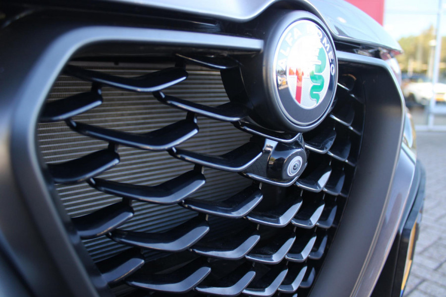 Alfa Romeo Tonale PHEV 280PK VELOCE | NIEUWE AUTO! | PANORAMISCH SCHUIF/KANTEL DAK | WINTERPACK: STOEL/STUUR VERWARMING | TECHNOLOGY PACK: PARKEERWAARSCHUWING VOOR EN ACHTER/360° CAMERA/AUTOMATISCH INPARKEREN/ AUTONOMOUS DRIVING LEVEL 2: ADAPTIVE CRUISE CONTROL/LANE CENTERING ASSIST/TRAFFIC JAM ASSIST DODEHOEK DETECTIE AUTOMATISCH DIMMENDE BUITENSPIEGELS | DRAADLOZE TELEFOONLADER | FULL LED MATRIX KOPLAMPEN | DUAL STAGE VALVE: ACTIEVE DEMPING | KEYLESS ENTRY/START | 19" LICHTMETALEN VELGEN | ROODGESPOTEN BREMBO REMKLAUWEN | NAVIGATIE | DRAADLOZE APPLE CARPLAY/ANDROID AUTO | ELEKTRISCH B