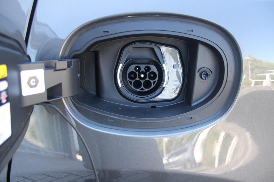 Alfa Romeo Tonale PHEV 280PK VELOCE | NIEUWE AUTO! | PANORAMISCH SCHUIF/KANTEL DAK | WINTERPACK: STOEL/STUUR VERWARMING | TECHNOLOGY PACK: PARKEERWAARSCHUWING VOOR EN ACHTER/360° CAMERA/AUTOMATISCH INPARKEREN/ AUTONOMOUS DRIVING LEVEL 2: ADAPTIVE CRUISE CONTROL/LANE CENTERING ASSIST/TRAFFIC JAM ASSIST DODEHOEK DETECTIE AUTOMATISCH DIMMENDE BUITENSPIEGELS | DRAADLOZE TELEFOONLADER | FULL LED MATRIX KOPLAMPEN | DUAL STAGE VALVE: ACTIEVE DEMPING | KEYLESS ENTRY/START | 19" LICHTMETALEN VELGEN | ROODGESPOTEN BREMBO REMKLAUWEN | NAVIGATIE | DRAADLOZE APPLE CARPLAY/ANDROID AUTO | ELEKTRISCH B