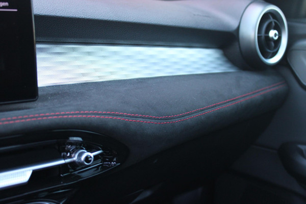 Alfa Romeo Tonale PHEV 280PK VELOCE | NIEUWE AUTO! | PANORAMISCH SCHUIF/KANTEL DAK | WINTERPACK: STOEL/STUUR VERWARMING | TECHNOLOGY PACK: PARKEERWAARSCHUWING VOOR EN ACHTER/360° CAMERA/AUTOMATISCH INPARKEREN/ AUTONOMOUS DRIVING LEVEL 2: ADAPTIVE CRUISE CONTROL/LANE CENTERING ASSIST/TRAFFIC JAM ASSIST DODEHOEK DETECTIE AUTOMATISCH DIMMENDE BUITENSPIEGELS | DRAADLOZE TELEFOONLADER | FULL LED MATRIX KOPLAMPEN | DUAL STAGE VALVE: ACTIEVE DEMPING | KEYLESS ENTRY/START | 19" LICHTMETALEN VELGEN | ROODGESPOTEN BREMBO REMKLAUWEN | NAVIGATIE | DRAADLOZE APPLE CARPLAY/ANDROID AUTO | ELEKTRISCH B