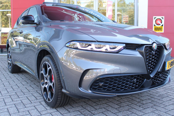 Alfa Romeo Tonale PHEV 280PK VELOCE | NIEUWE AUTO! | PANORAMISCH SCHUIF/KANTEL DAK | WINTERPACK: STOEL/STUUR VERWARMING | TECHNOLOGY PACK: PARKEERWAARSCHUWING VOOR EN ACHTER/360° CAMERA/AUTOMATISCH INPARKEREN/ AUTONOMOUS DRIVING LEVEL 2: ADAPTIVE CRUISE CONTROL/LANE CENTERING ASSIST/TRAFFIC JAM ASSIST DODEHOEK DETECTIE AUTOMATISCH DIMMENDE BUITENSPIEGELS | DRAADLOZE TELEFOONLADER | FULL LED MATRIX KOPLAMPEN | DUAL STAGE VALVE: ACTIEVE DEMPING | KEYLESS ENTRY/START | 19" LICHTMETALEN VELGEN | ROODGESPOTEN BREMBO REMKLAUWEN | NAVIGATIE | DRAADLOZE APPLE CARPLAY/ANDROID AUTO | ELEKTRISCH B