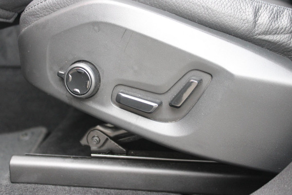 Volvo XC60 2.0 T6 340PK PHEV AWD INSCRIPTION EXCLUSIVE | PANORAMA SCHUIF/KANTEL DAK | LEDEREN BEKLEDING "MORITZ" MET COMFORT STOELEN | HARMAN KARDON AUDIO SYSTEEM | ELEKTRISCH WEGKLAPBARE TREKHAAK | ACHTERUITRIJ CAMERA | PARKEERSENSOREN VOOR + ACHTER | 19" "5-MULTISPAAKS BLACK DIAMONT CUT INSCRIPTION | NAVIGATIESYSTEEM OP BASIS VAN GOOGLE MAPS | APPLE CARPLAY/ANDROID AUTO | KEYLESS ENTRY/START | STANDVERWARMING | ELEKTRISCH BEDIENBARE ACHTERKLEP | INTELLSAFE ASSIST (O.A. ADAPTIVE CRUISE CONTROL MET PILOT ASSIST) | ELEKTRISCH VERSTELBARE BESTUURDERSSTOEL MET GEHEUGENFUNCTIE EN ZIT