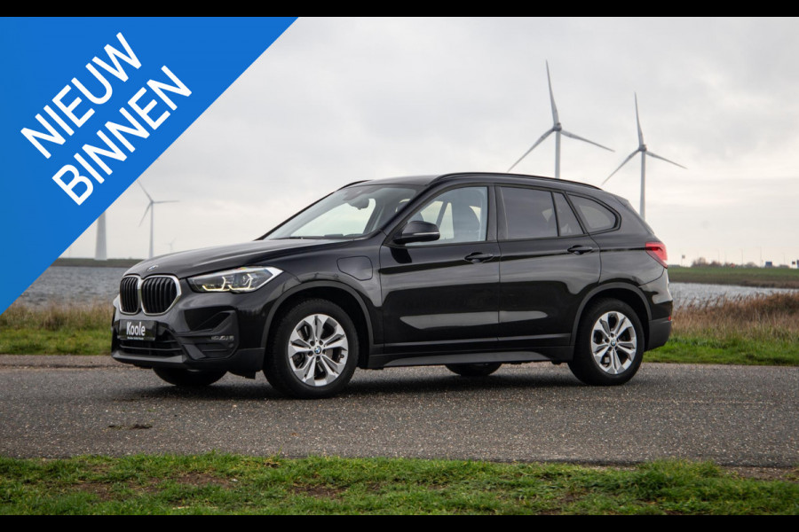 BMW X1 xDrive25e Executive CAMERA / CARPLAY / HEAD UP DISPLAY / LEDER / LED / CRUISE CONTROLE / STOELVERWARMING