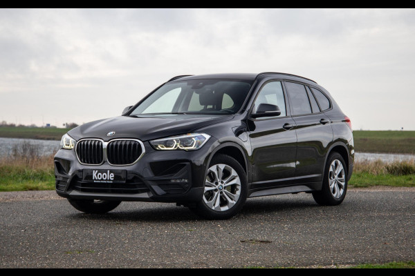 BMW X1 xDrive25e Executive CAMERA / CARPLAY / HEAD UP DISPLAY / LEDER / LED / CRUISE CONTROLE / STOELVERWARMING