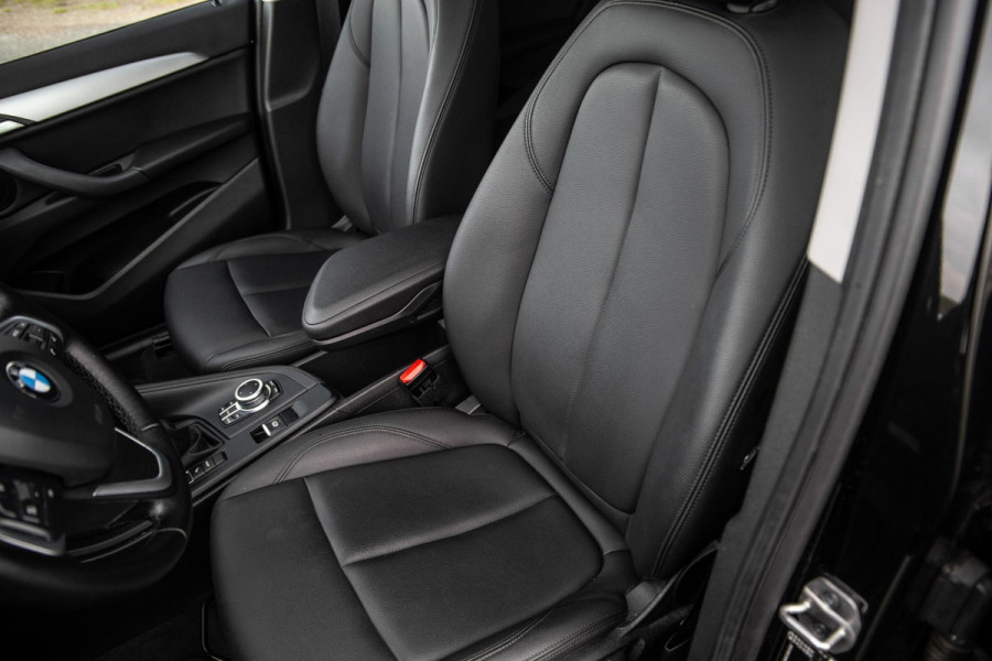 BMW X1 xDrive25e Executive CAMERA / CARPLAY / HEAD UP DISPLAY / LEDER / LED / CRUISE CONTROLE / STOELVERWARMING