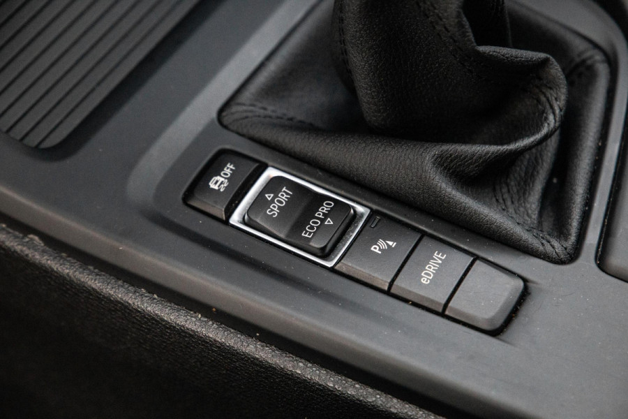 BMW X1 xDrive25e Executive CAMERA / CARPLAY / HEAD UP DISPLAY / LEDER / LED / CRUISE CONTROLE / STOELVERWARMING