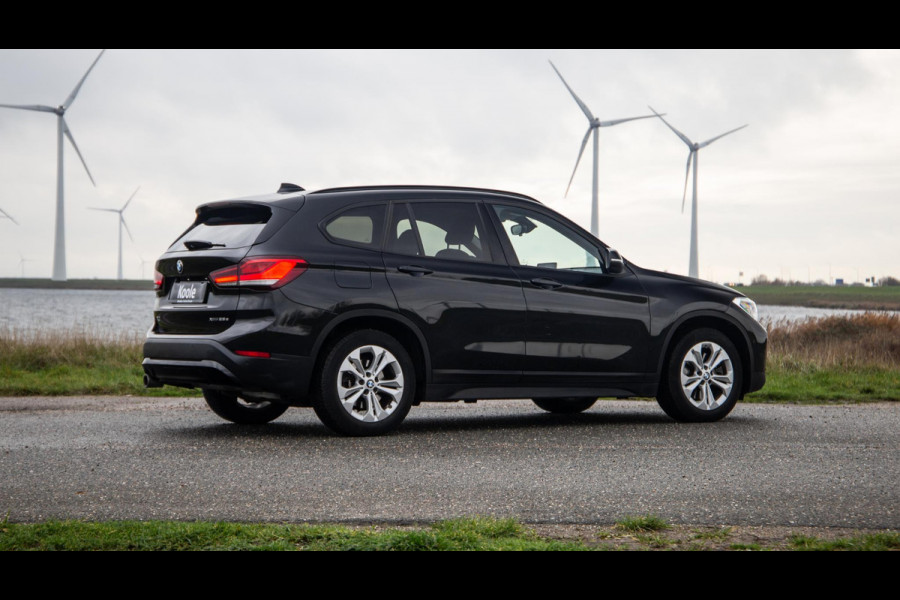 BMW X1 xDrive25e Executive CAMERA / CARPLAY / HEAD UP DISPLAY / LEDER / LED / CRUISE CONTROLE / STOELVERWARMING