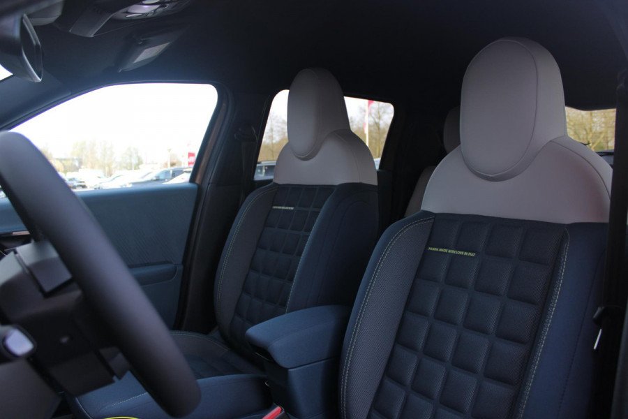 Fiat Grande Panda LA PRIMA 113PK 11 kW 44 kWh | WINTERPACK: STOEL/STUUR/VOORRUIT VERWARMING | DRAADLOZE APPLE CARPLAY/ANDROID AUTO | NAVIGATIE | ACHTERUITRIJCAMERA | PARKEERSENSOREN VOOR + ACHTER | DRAADLOZE TELEFOONLADER | LED KOPLAMPEN | CLIMATE CONTROL | 3-FASE | 17" LICHTMETALEN VELGEN | PRIVACY GLASS | ACHTERSPOILER |