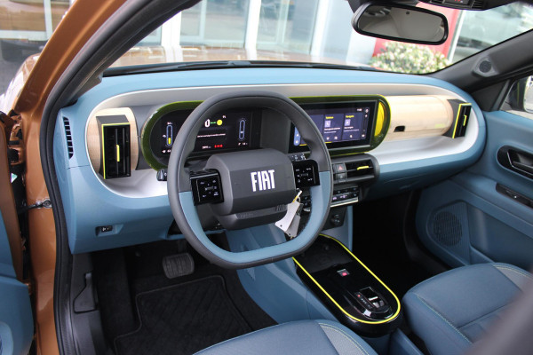 Fiat Grande Panda LA PRIMA 113PK 11 kW 44 kWh | WINTERPACK: STOEL/STUUR/VOORRUIT VERWARMING | DRAADLOZE APPLE CARPLAY/ANDROID AUTO | NAVIGATIE | ACHTERUITRIJCAMERA | PARKEERSENSOREN VOOR + ACHTER | DRAADLOZE TELEFOONLADER | LED KOPLAMPEN | CLIMATE CONTROL | 3-FASE | 17" LICHTMETALEN VELGEN | PRIVACY GLASS | ACHTERSPOILER |