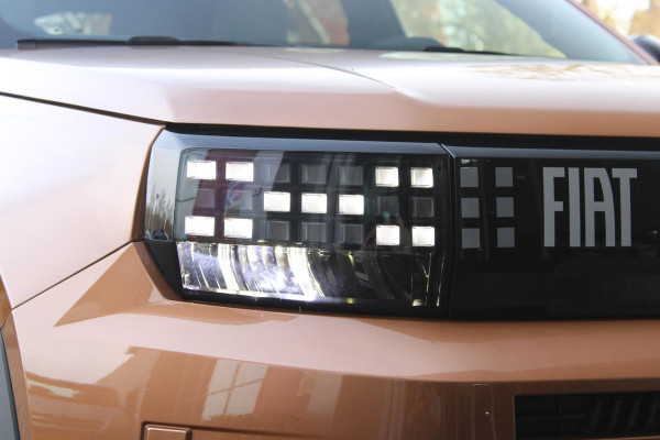 Fiat Grande Panda LA PRIMA 113PK 11 kW 44 kWh | WINTERPACK: STOEL/STUUR/VOORRUIT VERWARMING | DRAADLOZE APPLE CARPLAY/ANDROID AUTO | NAVIGATIE | ACHTERUITRIJCAMERA | PARKEERSENSOREN VOOR + ACHTER | DRAADLOZE TELEFOONLADER | LED KOPLAMPEN | CLIMATE CONTROL | 3-FASE | 17" LICHTMETALEN VELGEN | PRIVACY GLASS | ACHTERSPOILER |