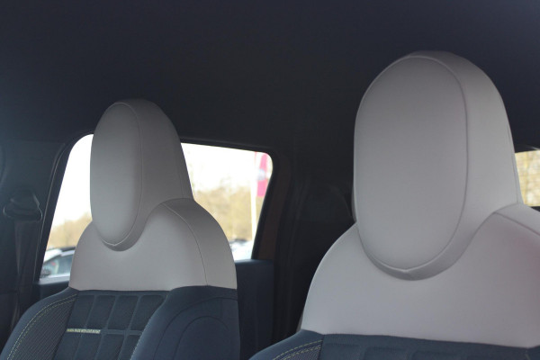 Fiat Grande Panda LA PRIMA 113PK 11 kW 44 kWh | WINTERPACK: STOEL/STUUR/VOORRUIT VERWARMING | DRAADLOZE APPLE CARPLAY/ANDROID AUTO | NAVIGATIE | ACHTERUITRIJCAMERA | PARKEERSENSOREN VOOR + ACHTER | DRAADLOZE TELEFOONLADER | LED KOPLAMPEN | CLIMATE CONTROL | 3-FASE | 17" LICHTMETALEN VELGEN | PRIVACY GLASS | ACHTERSPOILER |