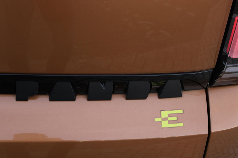 Fiat Grande Panda LA PRIMA 113PK 11 kW 44 kWh | WINTERPACK: STOEL/STUUR/VOORRUIT VERWARMING | DRAADLOZE APPLE CARPLAY/ANDROID AUTO | NAVIGATIE | ACHTERUITRIJCAMERA | PARKEERSENSOREN VOOR + ACHTER | DRAADLOZE TELEFOONLADER | LED KOPLAMPEN | CLIMATE CONTROL | 3-FASE | 17" LICHTMETALEN VELGEN | PRIVACY GLASS | ACHTERSPOILER |