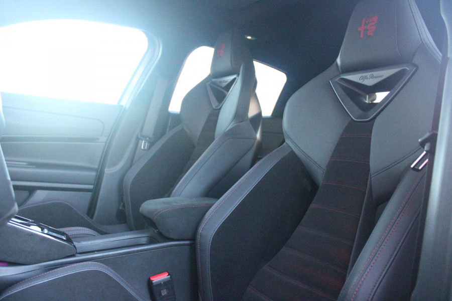 Alfa Romeo junior ELETTRICA SPECIALE 156PK 54 kWh | "SABELT" SPORTSTOELEN ELEKTRISCH VERSTELBAAR MET LEDEREN/ALCANTARA BEKLEDING | PANORAMISCH SCHUIF/KANTEL DAK | BICOLOR DAK (ZWART DAK) | WARMTEPOMP | TECHNOLOGIE PAKKET (O.A. FULL LED ADAPTIVE MATRIX KOPLAMPEN/DODEHOEK DETECTIE/DRAADLOZE TELEFOONLADER/ACHTERUITRIJ CAMERA/PARKEERSENSOREN VOOR, ACHTER,ZIJKANT) | DRAADLOZE APPLE CARPLAY/ANDROID AUTO | CLIMATE CONTROL | ELEKTRISCH BEDIENBARE ACHTERKLEP | STOEL VERWARMING | ELEKTRISCH BEDIENBARE VOORSTOEL | VERKEERSBORDEN HERKENNING | ADAPTIVE CRUISE CONTROL | KEYLESS ENTRY/START |