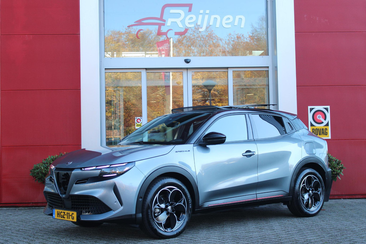 Alfa Romeo junior ELETTRICA SPECIALE 156PK 54 kWh | "SABELT" SPORTSTOELEN ELEKTRISCH VERSTELBAAR MET LEDEREN/ALCANTARA BEKLEDING | PANORAMISCH SCHUIF/KANTEL DAK | BICOLOR DAK (ZWART DAK) | WARMTEPOMP | TECHNOLOGIE PAKKET (O.A. FULL LED ADAPTIVE MATRIX KOPLAMPEN/DODEHOEK DETECTIE/DRAADLOZE TELEFOONLADER/ACHTERUITRIJ CAMERA/PARKEERSENSOREN VOOR, ACHTER,ZIJKANT) | DRAADLOZE APPLE CARPLAY/ANDROID AUTO | CLIMATE CONTROL | ELEKTRISCH BEDIENBARE ACHTERKLEP | STOEL VERWARMING | ELEKTRISCH BEDIENBARE VOORSTOEL | VERKEERSBORDEN HERKENNING | ADAPTIVE CRUISE CONTROL | KEYLESS ENTRY/START |
