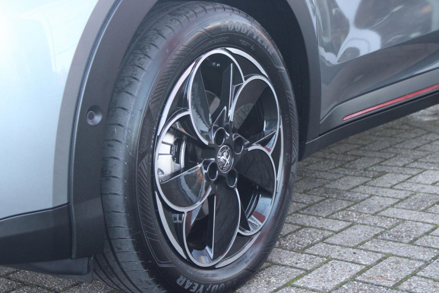 Alfa Romeo junior ELETTRICA SPECIALE 156PK 54 kWh | "SABELT" SPORTSTOELEN ELEKTRISCH VERSTELBAAR MET LEDEREN/ALCANTARA BEKLEDING | PANORAMISCH SCHUIF/KANTEL DAK | BICOLOR DAK (ZWART DAK) | WARMTEPOMP | TECHNOLOGIE PAKKET (O.A. FULL LED ADAPTIVE MATRIX KOPLAMPEN/DODEHOEK DETECTIE/DRAADLOZE TELEFOONLADER/ACHTERUITRIJ CAMERA/PARKEERSENSOREN VOOR, ACHTER,ZIJKANT) | DRAADLOZE APPLE CARPLAY/ANDROID AUTO | CLIMATE CONTROL | ELEKTRISCH BEDIENBARE ACHTERKLEP | STOEL VERWARMING | ELEKTRISCH BEDIENBARE VOORSTOEL | VERKEERSBORDEN HERKENNING | ADAPTIVE CRUISE CONTROL | KEYLESS ENTRY/START |