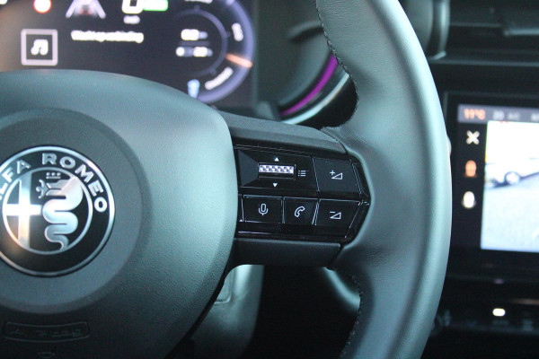 Alfa Romeo junior ELETTRICA SPECIALE 156PK 54 kWh | "SABELT" SPORTSTOELEN ELEKTRISCH VERSTELBAAR MET LEDEREN/ALCANTARA BEKLEDING | PANORAMISCH SCHUIF/KANTEL DAK | BICOLOR DAK (ZWART DAK) | WARMTEPOMP | TECHNOLOGIE PAKKET (O.A. FULL LED ADAPTIVE MATRIX KOPLAMPEN/DODEHOEK DETECTIE/DRAADLOZE TELEFOONLADER/ACHTERUITRIJ CAMERA/PARKEERSENSOREN VOOR, ACHTER,ZIJKANT) | DRAADLOZE APPLE CARPLAY/ANDROID AUTO | CLIMATE CONTROL | ELEKTRISCH BEDIENBARE ACHTERKLEP | STOEL VERWARMING | ELEKTRISCH BEDIENBARE VOORSTOEL | VERKEERSBORDEN HERKENNING | ADAPTIVE CRUISE CONTROL | KEYLESS ENTRY/START |