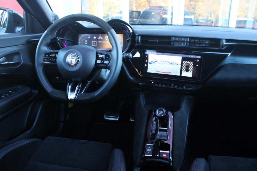 Alfa Romeo junior ELETTRICA SPECIALE 156PK 54 kWh | "SABELT" SPORTSTOELEN ELEKTRISCH VERSTELBAAR MET LEDEREN/ALCANTARA BEKLEDING | PANORAMISCH SCHUIF/KANTEL DAK | BICOLOR DAK (ZWART DAK) | WARMTEPOMP | TECHNOLOGIE PAKKET (O.A. FULL LED ADAPTIVE MATRIX KOPLAMPEN/DODEHOEK DETECTIE/DRAADLOZE TELEFOONLADER/ACHTERUITRIJ CAMERA/PARKEERSENSOREN VOOR, ACHTER,ZIJKANT) | DRAADLOZE APPLE CARPLAY/ANDROID AUTO | CLIMATE CONTROL | ELEKTRISCH BEDIENBARE ACHTERKLEP | STOEL VERWARMING | ELEKTRISCH BEDIENBARE VOORSTOEL | VERKEERSBORDEN HERKENNING | ADAPTIVE CRUISE CONTROL | KEYLESS ENTRY/START |