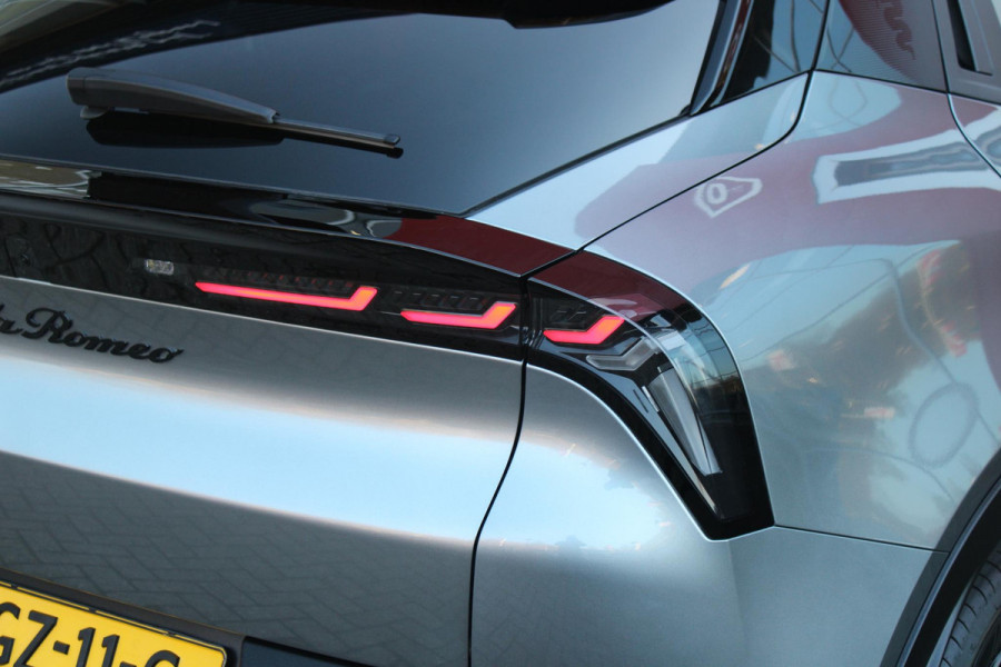 Alfa Romeo junior ELETTRICA SPECIALE 156PK 54 kWh | "SABELT" SPORTSTOELEN ELEKTRISCH VERSTELBAAR MET LEDEREN/ALCANTARA BEKLEDING | PANORAMISCH SCHUIF/KANTEL DAK | BICOLOR DAK (ZWART DAK) | WARMTEPOMP | TECHNOLOGIE PAKKET (O.A. FULL LED ADAPTIVE MATRIX KOPLAMPEN/DODEHOEK DETECTIE/DRAADLOZE TELEFOONLADER/ACHTERUITRIJ CAMERA/PARKEERSENSOREN VOOR, ACHTER,ZIJKANT) | DRAADLOZE APPLE CARPLAY/ANDROID AUTO | CLIMATE CONTROL | ELEKTRISCH BEDIENBARE ACHTERKLEP | STOEL VERWARMING | ELEKTRISCH BEDIENBARE VOORSTOEL | VERKEERSBORDEN HERKENNING | ADAPTIVE CRUISE CONTROL | KEYLESS ENTRY/START |