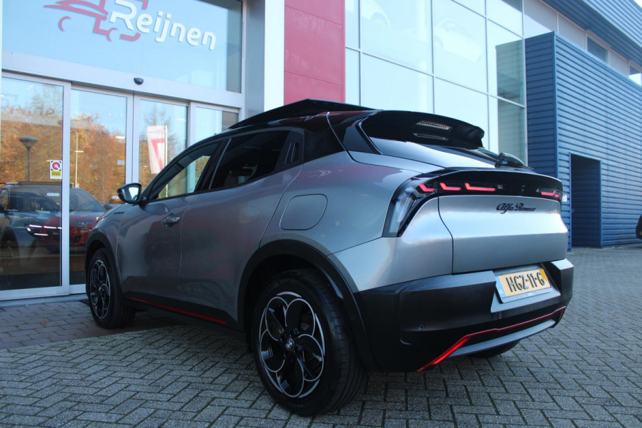 Alfa Romeo junior ELETTRICA SPECIALE 156PK 54 kWh | "SABELT" SPORTSTOELEN ELEKTRISCH VERSTELBAAR MET LEDEREN/ALCANTARA BEKLEDING | PANORAMISCH SCHUIF/KANTEL DAK | BICOLOR DAK (ZWART DAK) | WARMTEPOMP | TECHNOLOGIE PAKKET (O.A. FULL LED ADAPTIVE MATRIX KOPLAMPEN/DODEHOEK DETECTIE/DRAADLOZE TELEFOONLADER/ACHTERUITRIJ CAMERA/PARKEERSENSOREN VOOR, ACHTER,ZIJKANT) | DRAADLOZE APPLE CARPLAY/ANDROID AUTO | CLIMATE CONTROL | ELEKTRISCH BEDIENBARE ACHTERKLEP | STOEL VERWARMING | ELEKTRISCH BEDIENBARE VOORSTOEL | VERKEERSBORDEN HERKENNING | ADAPTIVE CRUISE CONTROL | KEYLESS ENTRY/START |