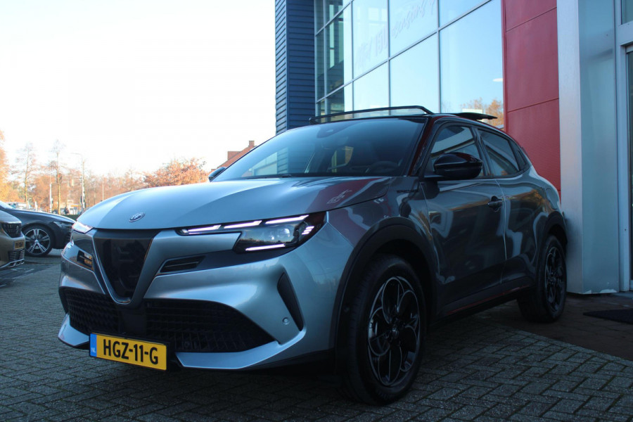 Alfa Romeo junior ELETTRICA SPECIALE 156PK 54 kWh | "SABELT" SPORTSTOELEN ELEKTRISCH VERSTELBAAR MET LEDEREN/ALCANTARA BEKLEDING | PANORAMISCH SCHUIF/KANTEL DAK | BICOLOR DAK (ZWART DAK) | WARMTEPOMP | TECHNOLOGIE PAKKET (O.A. FULL LED ADAPTIVE MATRIX KOPLAMPEN/DODEHOEK DETECTIE/DRAADLOZE TELEFOONLADER/ACHTERUITRIJ CAMERA/PARKEERSENSOREN VOOR, ACHTER,ZIJKANT) | DRAADLOZE APPLE CARPLAY/ANDROID AUTO | CLIMATE CONTROL | ELEKTRISCH BEDIENBARE ACHTERKLEP | STOEL VERWARMING | ELEKTRISCH BEDIENBARE VOORSTOEL | VERKEERSBORDEN HERKENNING | ADAPTIVE CRUISE CONTROL | KEYLESS ENTRY/START |
