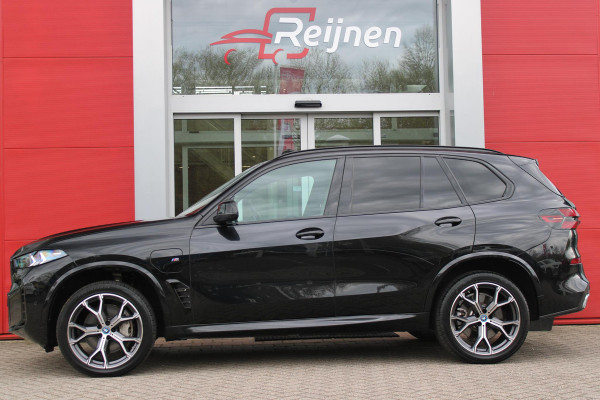 BMW X5 xDrive50e 490PK M-SPORT LAUNCH EDITION | PANORAMA SCHUIF/KANTEL DAK "SKY LOUNGE" | COMFORT STOELEN ELEKTRISCH VERSTELBAAR MET GEHEUGENFUNCTIE EN VERWARMBAAR VOOR EN ACHTER | LEDEREN BEKLEDING BMW INDIVIDUAL ZWART | EDELHOUT INTERIEURLIJSTEN | RIJASSISTENT-SYSTEEM DRIVING ASSISTANT PROFFESIONAL MET O.A. DODEHOEK DETECTIE EN ADAPTIVE CRUISE CONTROL | TRAVEL PAKKET | INNOVATIE-PAKKET: PARKEERASSISTENT-PAKKET PROFESSIONAL/ADAPTIEVE LED KOPLAMPEN/HARMAN/KARDON AUDIO SYSTEM/BMW LIVE PROFESSIONAL/RIJASSISTEN-SYSTEEM BMW GESTURE CONTROL/RIJSTROOK ASSISTENT/RIJSTROOKWISSEL ASSI
