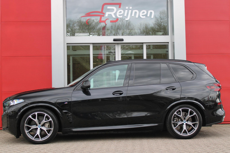 BMW X5 xDrive50e 490PK M-SPORT LAUNCH EDITION | PANORAMA SCHUIF/KANTEL DAK "SKY LOUNGE" | COMFORT STOELEN ELEKTRISCH VERSTELBAAR MET GEHEUGENFUNCTIE EN VERWARMBAAR VOOR EN ACHTER | LEDEREN BEKLEDING BMW INDIVIDUAL ZWART | EDELHOUT INTERIEURLIJSTEN | RIJASSISTENT-SYSTEEM DRIVING ASSISTANT PROFFESIONAL MET O.A. DODEHOEK DETECTIE EN ADAPTIVE CRUISE CONTROL | TRAVEL PAKKET | INNOVATIE-PAKKET: PARKEERASSISTENT-PAKKET PROFESSIONAL/ADAPTIEVE LED KOPLAMPEN/HARMAN/KARDON AUDIO SYSTEM/BMW LIVE PROFESSIONAL/RIJASSISTEN-SYSTEEM BMW GESTURE CONTROL/RIJSTROOK ASSISTENT/RIJSTROOKWISSEL ASSI