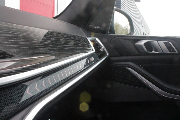 BMW X5 xDrive50e 490PK M-SPORT LAUNCH EDITION | PANORAMA SCHUIF/KANTEL DAK "SKY LOUNGE" | COMFORT STOELEN ELEKTRISCH VERSTELBAAR MET GEHEUGENFUNCTIE EN VERWARMBAAR VOOR EN ACHTER | LEDEREN BEKLEDING BMW INDIVIDUAL ZWART | EDELHOUT INTERIEURLIJSTEN | RIJASSISTENT-SYSTEEM DRIVING ASSISTANT PROFFESIONAL MET O.A. DODEHOEK DETECTIE EN ADAPTIVE CRUISE CONTROL | TRAVEL PAKKET | INNOVATIE-PAKKET: PARKEERASSISTENT-PAKKET PROFESSIONAL/ADAPTIEVE LED KOPLAMPEN/HARMAN/KARDON AUDIO SYSTEM/BMW LIVE PROFESSIONAL/RIJASSISTEN-SYSTEEM BMW GESTURE CONTROL/RIJSTROOK ASSISTENT/RIJSTROOKWISSEL ASSI
