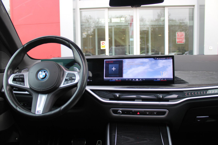 BMW X5 xDrive50e 490PK M-SPORT LAUNCH EDITION | PANORAMA SCHUIF/KANTEL DAK "SKY LOUNGE" | COMFORT STOELEN ELEKTRISCH VERSTELBAAR MET GEHEUGENFUNCTIE EN VERWARMBAAR VOOR EN ACHTER | LEDEREN BEKLEDING BMW INDIVIDUAL ZWART | EDELHOUT INTERIEURLIJSTEN | RIJASSISTENT-SYSTEEM DRIVING ASSISTANT PROFFESIONAL MET O.A. DODEHOEK DETECTIE EN ADAPTIVE CRUISE CONTROL | TRAVEL PAKKET | INNOVATIE-PAKKET: PARKEERASSISTENT-PAKKET PROFESSIONAL/ADAPTIEVE LED KOPLAMPEN/HARMAN/KARDON AUDIO SYSTEM/BMW LIVE PROFESSIONAL/RIJASSISTEN-SYSTEEM BMW GESTURE CONTROL/RIJSTROOK ASSISTENT/RIJSTROOKWISSEL ASSI