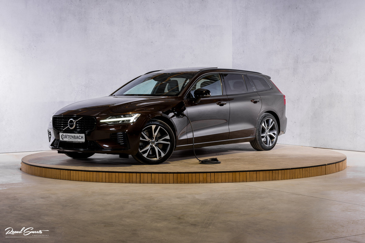 Volvo V60 2.0 T6 Recharge AWD R-Design Plug-in Hybrid | Panorama dak | Zwenkbare trekhaak | Memory |