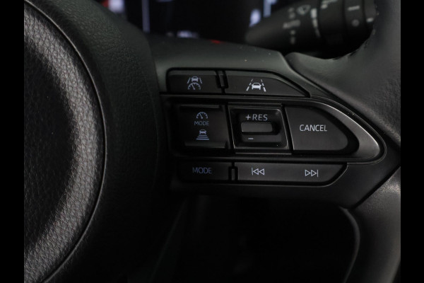 Toyota Yaris Cross 1.5 HYBRID DYNAMIC LUXERY BIJNA 2025 GARANT 12-'34 PDC V+A. BLIND SPOT. STUUR/STOELVERWARMING APPLE CARPLAY/ANDROID.