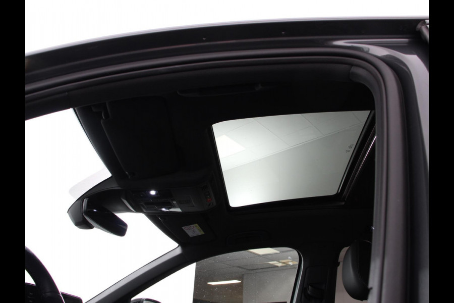 Volkswagen T-Roc 1.5 TSI DSG R-Line + Design pakket Black style | Panorama dak | Trekhaak | Navigatie | Apple Carplay/Android Auto | Climate control