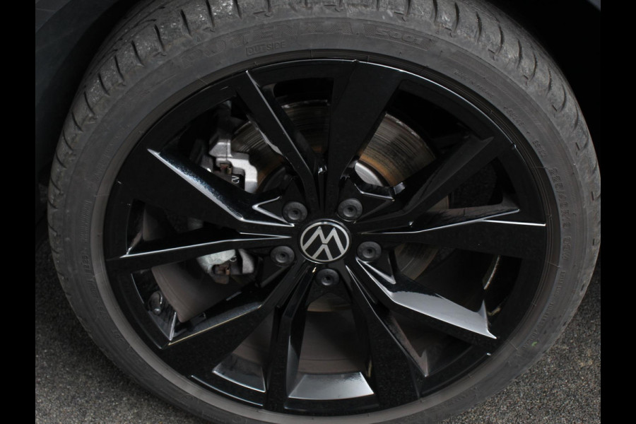 Volkswagen T-Roc 1.5 TSI DSG R-Line + Design pakket Black style | Panorama dak | Trekhaak | Navigatie | Apple Carplay/Android Auto | Climate control