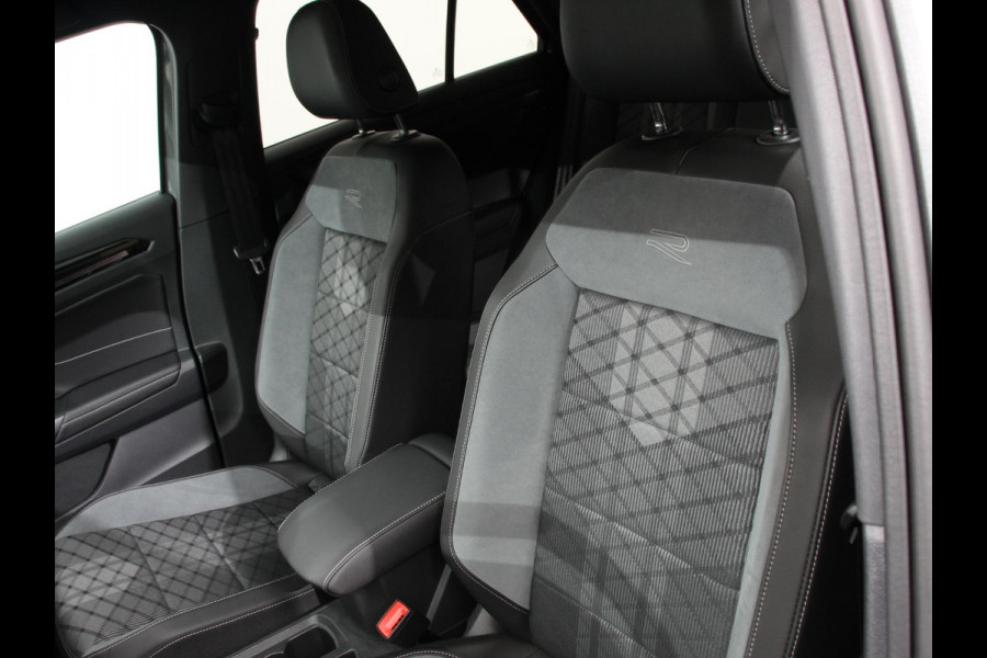 Volkswagen T-Roc 1.5 TSI DSG R-Line + Design pakket Black style | Panorama dak | Trekhaak | Navigatie | Apple Carplay/Android Auto | Climate control
