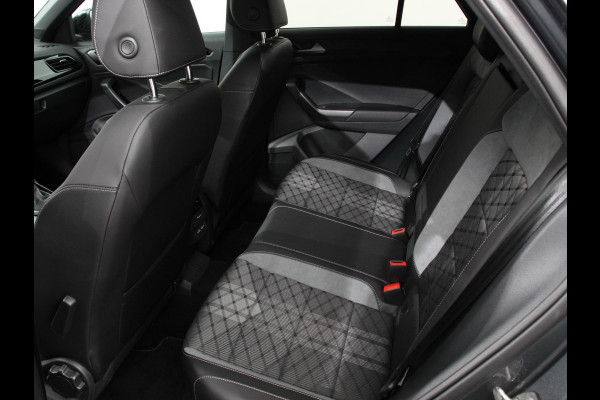 Volkswagen T-Roc 1.5 TSI DSG R-Line + Design pakket Black style | Panorama dak | Trekhaak | Navigatie | Apple Carplay/Android Auto | Climate control