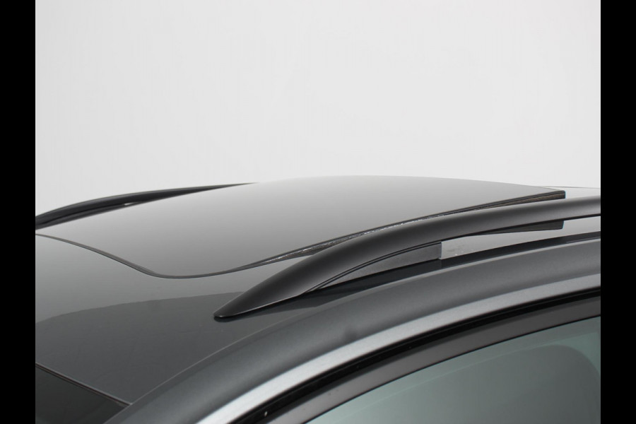 Volkswagen T-Roc 1.5 TSI DSG R-Line + Design pakket Black style | Panorama dak | Trekhaak | Navigatie | Apple Carplay/Android Auto | Climate control