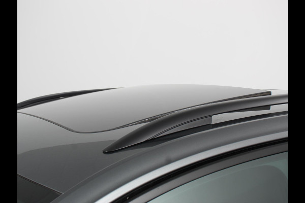 Volkswagen T-Roc 1.5 TSI DSG R-Line + Design pakket Black style | Panorama dak | Trekhaak | Navigatie | Apple Carplay/Android Auto | Climate control