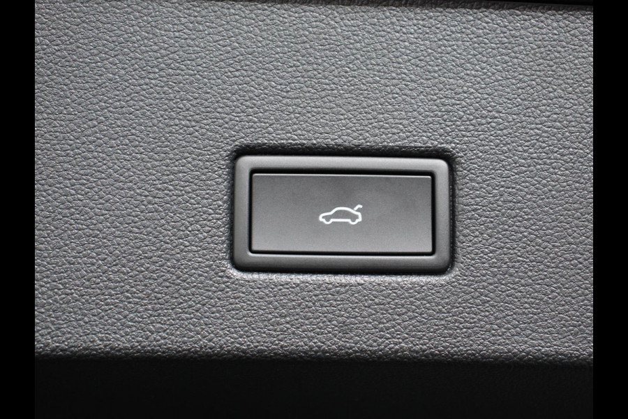 Volkswagen T-Roc 1.5 TSI DSG R-Line + Design pakket Black style | Panorama dak | Trekhaak | Navigatie | Apple Carplay/Android Auto | Climate control