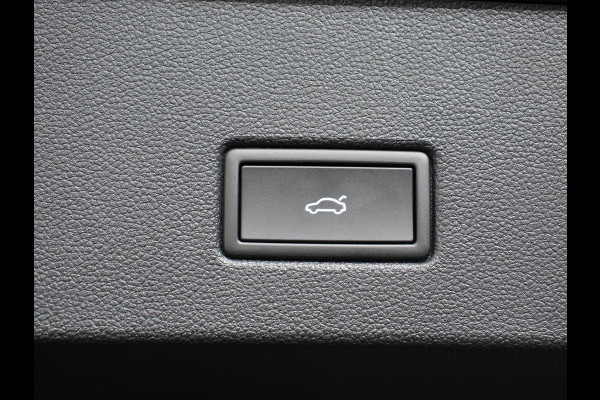 Volkswagen T-Roc 1.5 TSI DSG R-Line + Design pakket Black style | Panorama dak | Trekhaak | Navigatie | Apple Carplay/Android Auto | Climate control