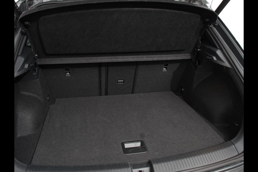 Volkswagen T-Roc 1.5 TSI DSG R-Line + Design pakket Black style | Panorama dak | Trekhaak | Navigatie | Apple Carplay/Android Auto | Climate control