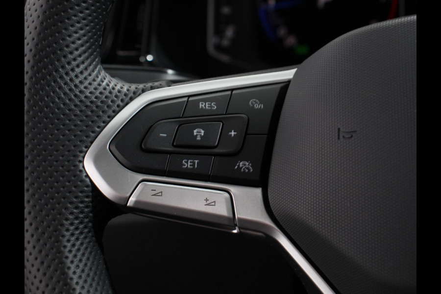 Volkswagen T-Roc 1.5 TSI DSG R-Line + Design pakket Black style | Panorama dak | Trekhaak | Navigatie | Apple Carplay/Android Auto | Climate control