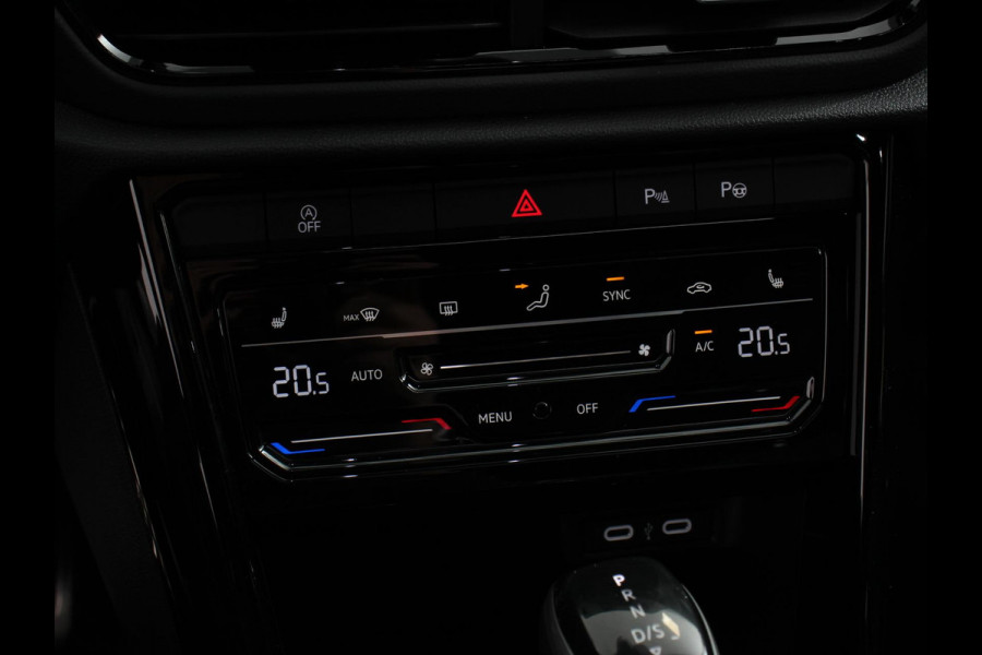 Volkswagen T-Roc 1.5 TSI DSG R-Line + Design pakket Black style | Panorama dak | Trekhaak | Navigatie | Apple Carplay/Android Auto | Climate control