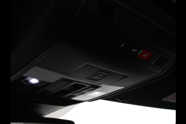 Volkswagen T-Roc 1.5 TSI DSG R-Line + Design pakket Black style | Panorama dak | Trekhaak | Navigatie | Apple Carplay/Android Auto | Climate control